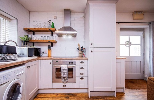 New Moat House | The Old Farmhouse · Cosy Farm Conversion In The Heart Of Pembrokeshire