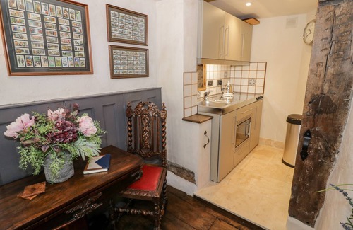 Tewkesbury Cottage | THE OLD PAPER SHOP, pet friendly in Tewkesbury
