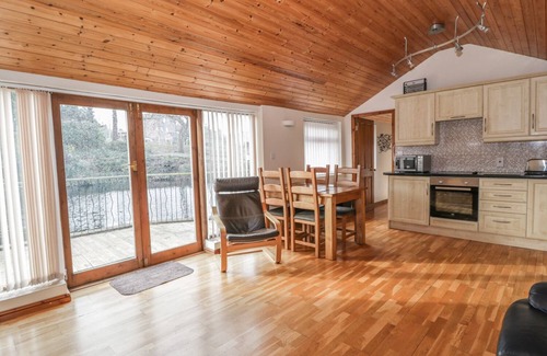 Alberbury Cottage | THE OLD SHEEP SHED, family friendly, with hot tub in Alberbury