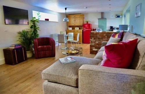 Hollington Cottage | The Old Smithy is a beautifully restored, luxury barn conversion set in the peaceful village of Hollington, just a short drive from the breathtaking landscapes of the Peak District National Park.