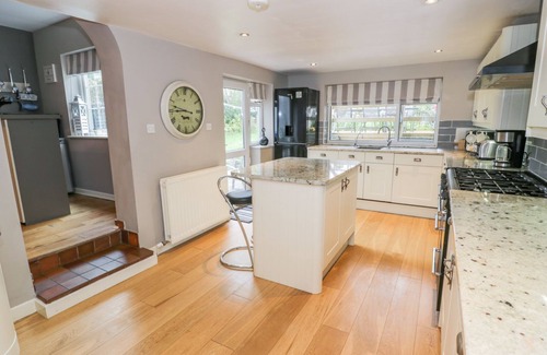 Llanengan Cottage | THE ORCHARD, pet friendly, with hot tub in Abersoch