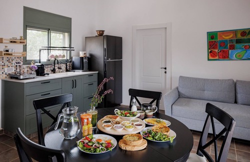 Kefar Uriyya Bed & Breakfast | The Organic Courtyard in Kefar Uriya a vacation suite with AC, pool and jacuzi
