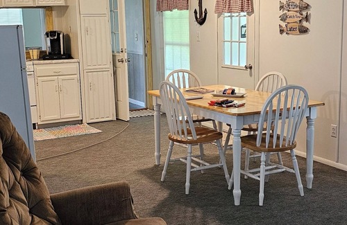 Williams House | The Overlook. Cozy 1-bedroom on the banks of the Beautiful White River