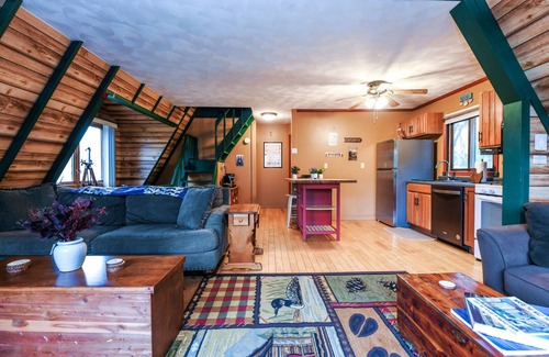 Pekin Cabin | The Owls Perch: Cabin w/Game Room & Pet Friendly