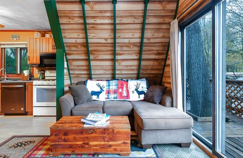 Pekin Cabin | The Owls Perch: Cabin w/Game Room & Pet Friendly