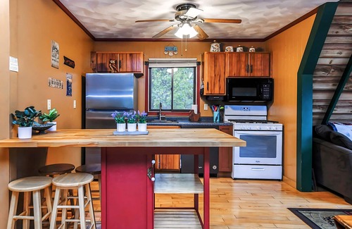 Pekin Cabin | The Owls Perch: Cabin w/Game Room & Pet Friendly