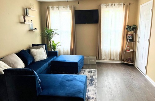 Oakhurst House | The Owl’s Perch – Comfortable 2 Bed and 2 Bath ADU Home with Parking