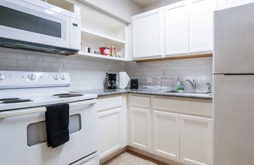 MacGregor Apartment | The Palm Flats 01! Zoo! Museums! Medical Center!