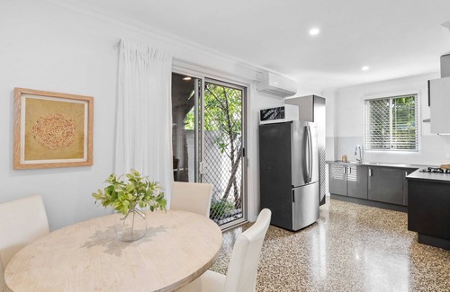 Ascot Apartment | The Palm Home /secure courtyard & pet friendly