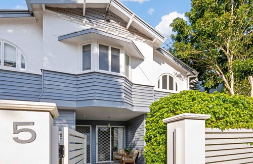 Ascot Apartment | The Palm Home /secure courtyard & pet friendly