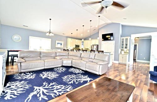 Windy Hill House | The Palm Luxury Beach House with Pool Top Location