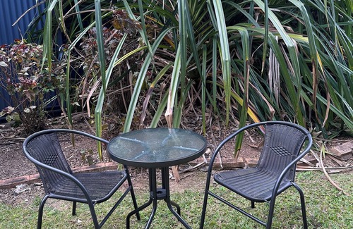 Mooroobool Apartment | The Palm Unit Studio with aircon, Wi-Fi and Netflix