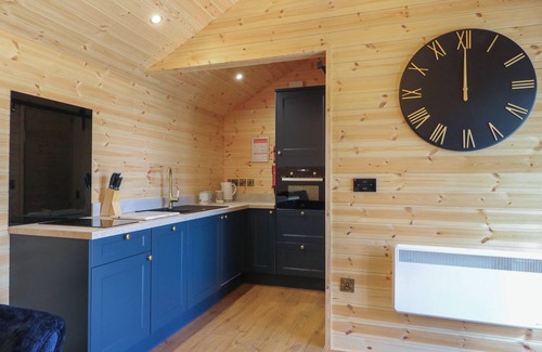 Derbyshire Cottage | THE PARLOUR, romantic, with hot tub in Hatton, Derbyshire