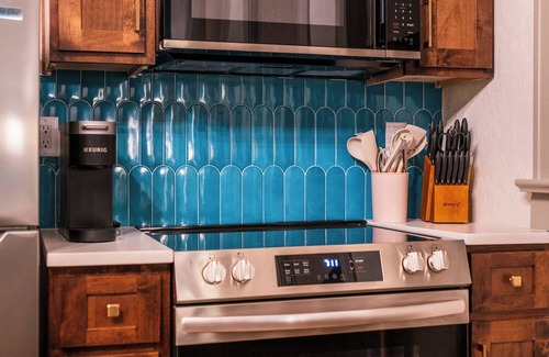 Sedalia Apartment | The Peacock Suite - Luxury 1 Bedroom Apartment in Downtown Sedalia