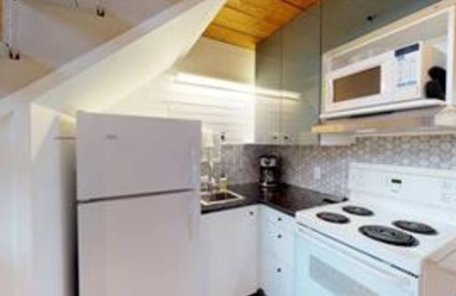 Idabel Lake Cabin | The Perch - Cabin on quiet Lake! 25 mins to Big While 35 mins to Kelowna