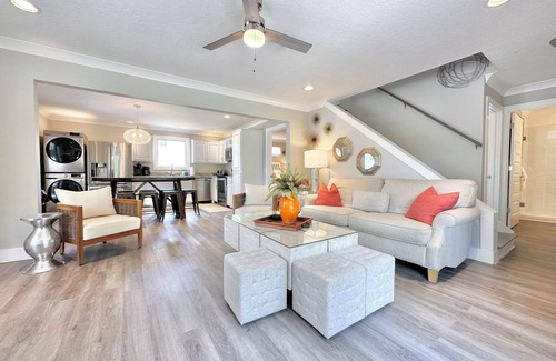 Cedar Bluff House | The Perfect Getaway at "The Rose Cottage". Hot tub, fire pit, kayaks & lake!