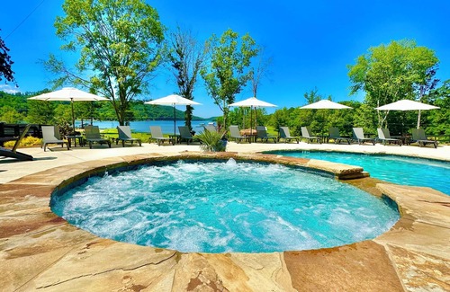 Cedar Bluff House | The Perfect Getaway at "The Rose Cottage". Hot tub, fire pit, kayaks & lake!