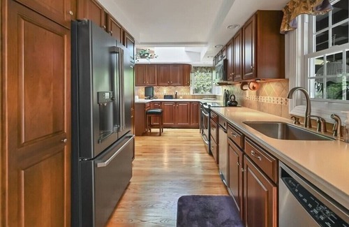 Essex Cottage | The perfect New England getaway only a 10 minute walk to downtown!