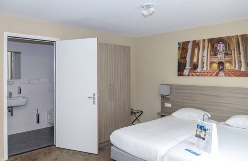 Deurne Hotel | The Perfect Place to Unplug and Enjoy Nature at Its Best! Onsite Dining, Parking