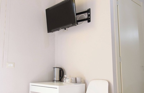 Mirandola House | The Pico Rooms 2- Private patio, bathroom&WiFi