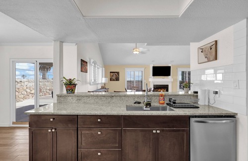 Northeast El Paso House | The Pool House -by Shopping, Hiking & Fort Bliss