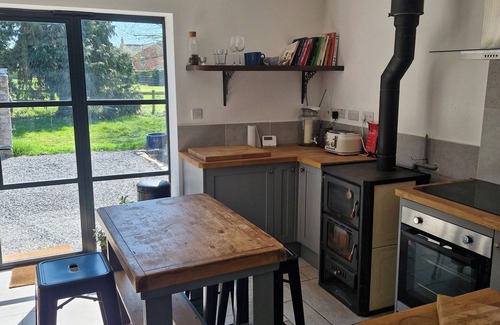 West Pennard Cottage | The Potting Shed - Dog Friendly Cottage with Fields to Roam near Glastonbury