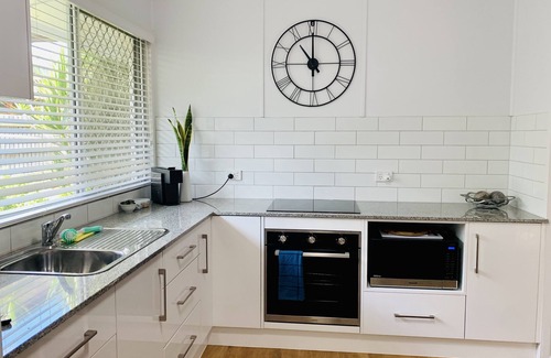 The Range Apartment | ‘The Range Retreat’ 2 brm unit near Mater, schools & gardens