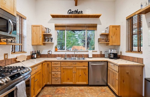 Central Rim House | The REAL BOISE RETREAT! AMAZING LOCATION & STELLAR Backyard. Bring your DOG! 2 mins to Downtown!