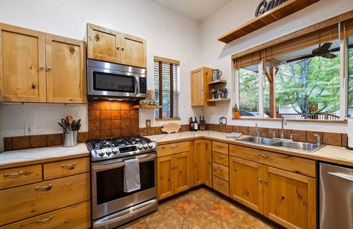 Central Rim House | The REAL BOISE RETREAT! AMAZING LOCATION & STELLAR Backyard. Bring your DOG! 2 mins to Downtown!