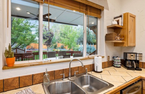 Central Rim House | The REAL BOISE RETREAT! AMAZING LOCATION & STELLAR Backyard. Bring your DOG! 2 mins to Downtown!