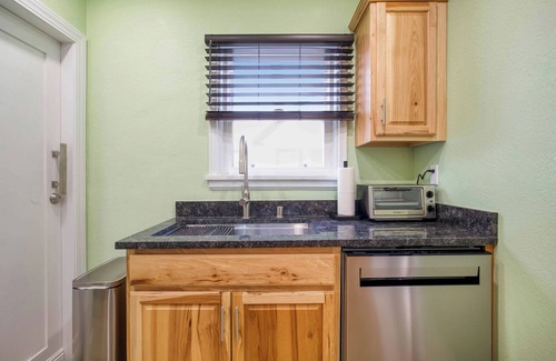 Twin Falls House | The Restful Retreat: King & Queen, large yard & covered deck, pet friendly!