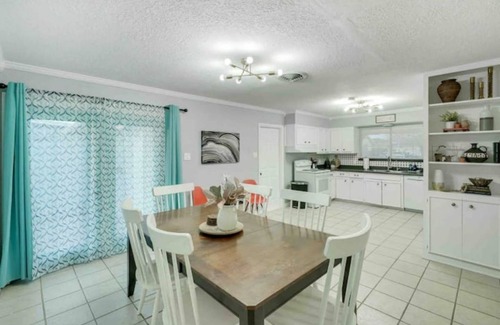 South Side House | The Retreat-Spacious King Beds-Garage Parking-7 Beds-Cornhole Games