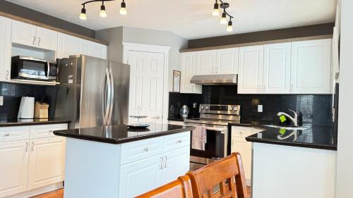 Southeast Calgary House | The Ridge Escape-3BR Deluxe Stay