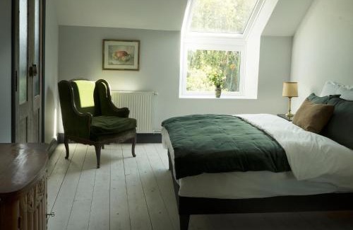 Gye-sur-Seine House | The Riverhouse, magical house with garden by the river Seine