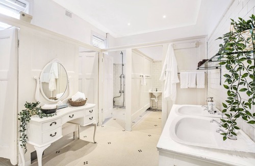 Robertson House | The Robertson Hotel