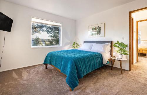 Kodiak Apartment | THE ROGUE WAVE #3 - Beach Access, Ocean Views, Private