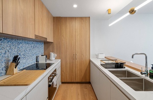 Kangaroo Point Apartment | The Roocrest - Kangaroo Point Brand New LUX 2BR *Parking/Netflix*