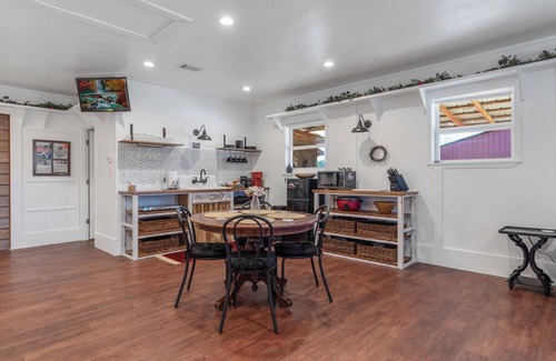 Hattiesburg Apartment | "The Roost" at Thomley's Goats & Glassblowing