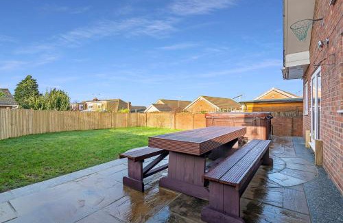 Gravesend House | The Roost Group - 8-Bed Home - Hot Tub WiFi Parking