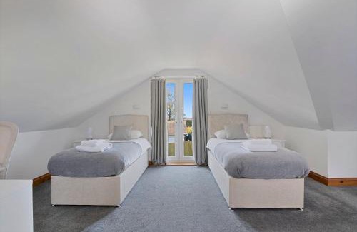Gravesend House | The Roost Group - 8-Bed Home - Hot Tub WiFi Parking