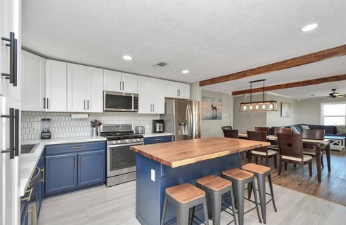 Galveston House | The Rooster! Sleeps 8 with Private Pool!