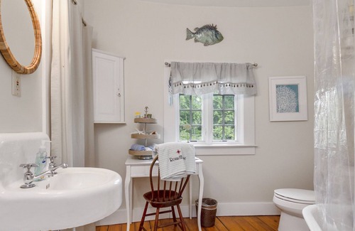 Jamestown House | The Round House - Waterfront Home in the Dumplings
