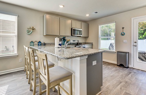 Ocean Isle Beach House | The Salt Tee Cottage - Golf & Beach minutes away!