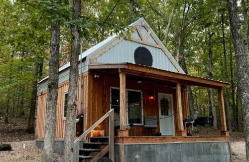 Ironton Cabin | The Sawmill Cabin - Pet Friendly, Near Elephant Rocks