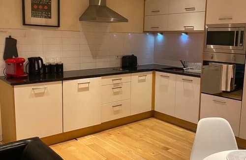 Hull Old Town Apartment | The Sawmill Glossy Sleek Peaceful City Centre red