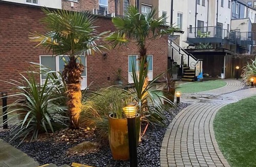 Hull Old Town Apartment | The Sawmill Glossy Sleek Peaceful City Centre red