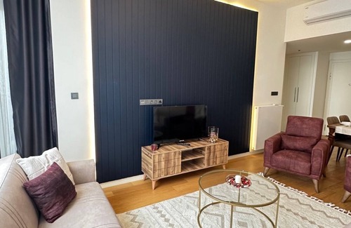 Bahcelievler Apartment | The Secluded Spot in Bağlar w/Free Wi-fi & Parking