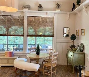 Sutter Creek Apartment | The Shopkeeper's Cottage ~ CHIC!
