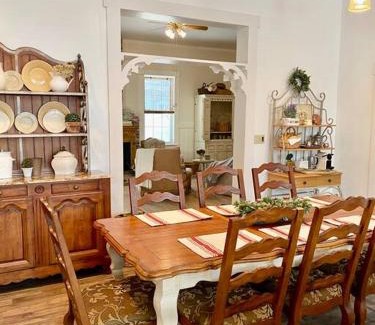 Sutter Creek Apartment | The Shopkeeper's Cottage ~ CHIC!
