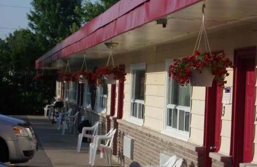 Central Huron Hotel | The Silver Birch Motel